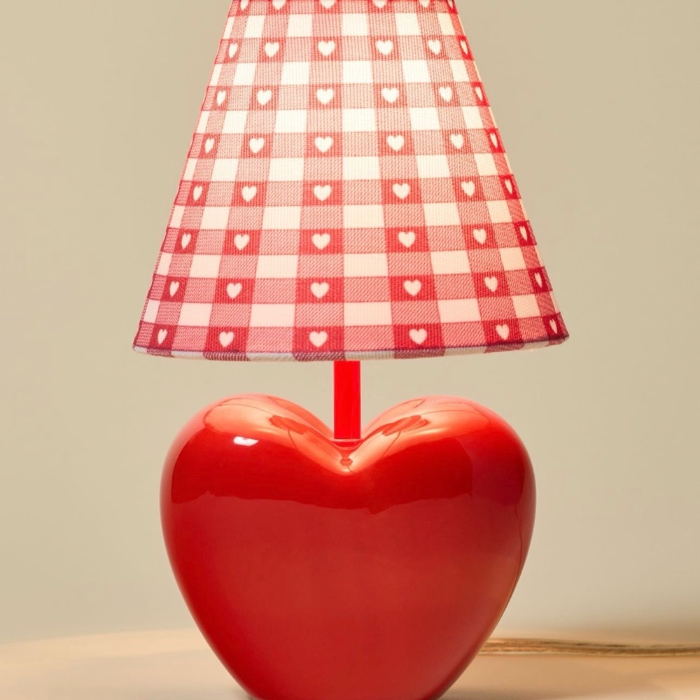 URBAN OUTFITTERS Red Heart-Shaped Lamp with Checkered Shade